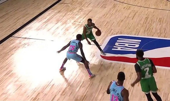  阿德巴约制霸内线热火力克猛龙斩获四连胜佳绩